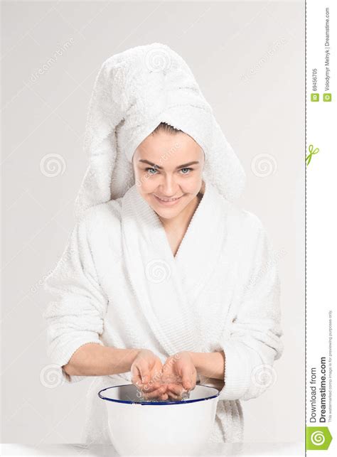cara que se lava de la mujer joven con el agua potable imagen de archivo imagen de cuidado