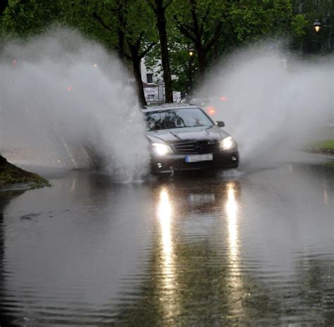 Starke regenfälle und gewitter sorgen in teilen von nrw für überflutungen und vollgelaufene gebäude. Unwetter in NRW: 45 Tonnen Hagel und Blitzeinschlag im ...