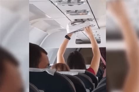 Woman Filmed Using Overhead Air Vents On Plane To Dry Underwear For 20 Minutes The Straits Times