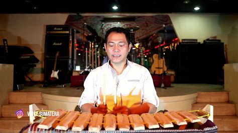 Berikut ini akan kami sajikan nama alat musik tradisional beserta gambar dan cara memainkannya dari seluruh indonesia, yang pertama alat musik ini berjenis ideofon yang cara memainkannya dengan ditepuk pada bagian lunak gendang. Tutorial Cara Memainkan Alat Musik Tradisional Batak Garantung - YouTube