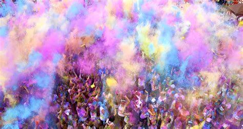 There's no real winner, just people throwing the water balloons and color powder around until you run out. Color me rad Archives - Pretty Connected