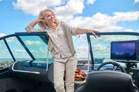 Une Jolie Femme Blonde Debout Sur Un Pont De Bateau Et Souriante Photo Stock Image Du Loisirs