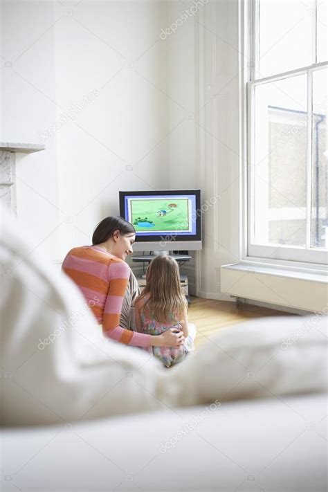 Madre E Hija Viendo Dibujos Animados En La Televisión Fotografía De