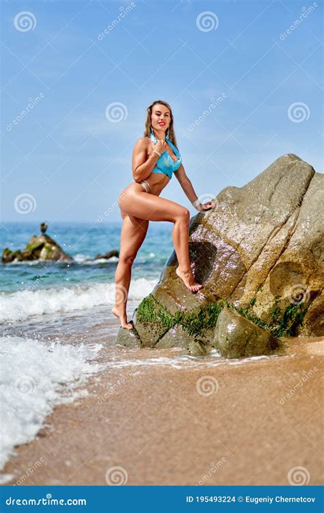 Cuerpo De Mujeres Hermosas En Bikini Sexy Sobre Fondo De Playa Foto De Archivo Imagen De