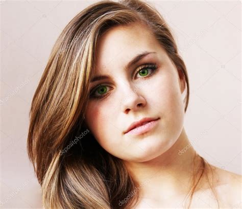 Natural Looking Green Eye Young Girl Beauty Portrait — Stock Photo
