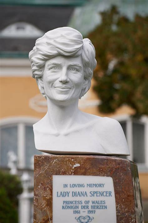 Lady jane fellowes at the unveiling of a. Prinzessin-Diana-Denkmal - Wikipedia