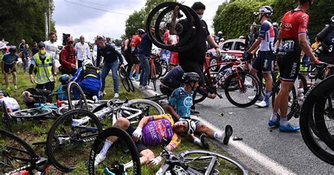 Video Shows Dramatic Crash At Tour De France The New York Times