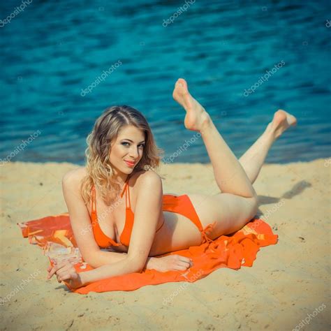 Mädchen Sonnen Sich Am Strand Stockfotografie Lizenzfreie Fotos