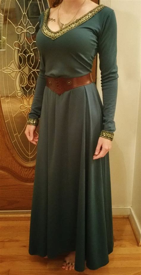 Robe De Princesse Celtique Par Valkyriedesignco Sur Etsy Moda Do Renascimento Vestido