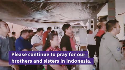 Christians In Indonesia Continue To Worship Despite The Recent Earthquake And Tsunami Turn On