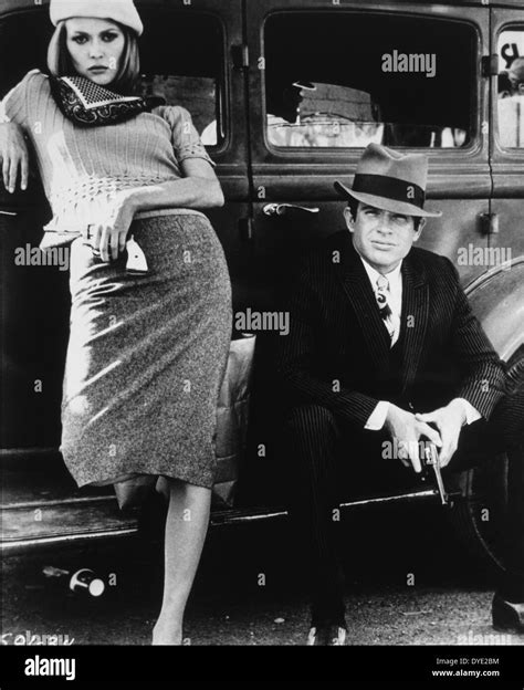 Faye Dunaway Et Warren Beatty Sur Ensemble Du Film Bonnie And Clyde Photo Stock Alamy