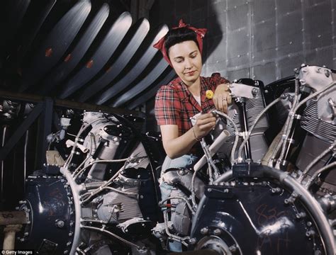 Images From Ww2 Show Female Aircraft Engineers Factory Workers And