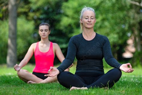 Background Guru Yoga Wanita Paruh Baya Dewasa Yang Fit Sehat Mengajar Wanita Muda Di Latihan