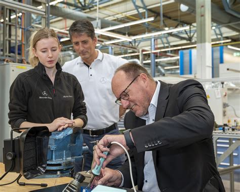Daimler Truck Finanz Vorstand Jochen Goetz begrüßt neue Auszubildende