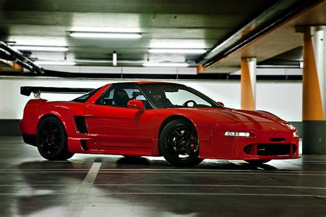 Afin d'obtenir une grande rigidité tout en contenant le poids de la coque, différentes techniques de fabrication sont utilisées. Honda NSX NA1, The Formula Red! | Pedal 2 the Metal Autoblog