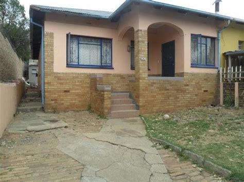 2 vehicle carport located at rear of property house for sale. 2 Bedroom House For Sale in Rosettenville, Johannesburg ...