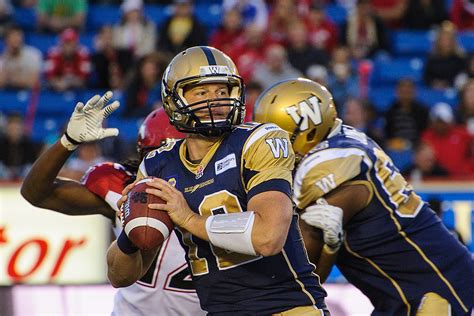 Watch A Canadian Football League Player Score a No Look TD