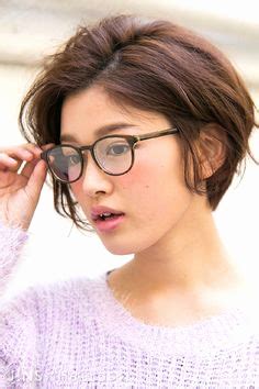 Short Hair Glasses Woman Google Search Kort Kapsel Bril Kapsels