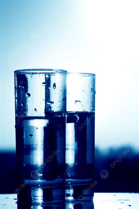 Air Dalam Gelas Tetesan Gerakan Air Foto Latar belakang Dan Gambar