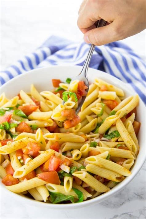 Mediterraner Nudelsalat mit Tomate und Basilikum