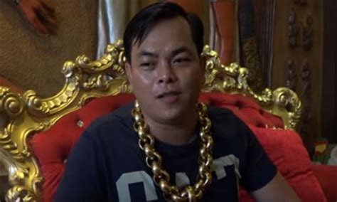 بالفيديو رجل أعمال فيتنامي يرتدي 13 كيلو من الذهب