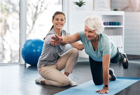 Yoga para mayores te contamos cómo iniciarte y sus beneficios Foto 2