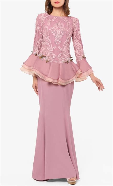 Ia berbentuk baju kebaya dan mempunyai saiz baju kurung. Liranda Modern Baju Kurung Set in Dusty Pink | FashionValet