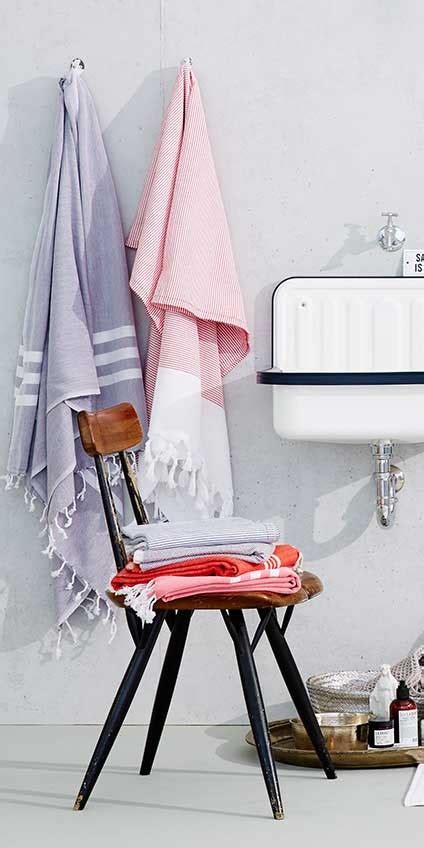 Ein badezimmer wird dann zu einem gemütlichen ort, wenn es individualität widerspiegelt und einladend wirkt. Frische Handtücher im Badezimmer - Bild 2 | Badezimmer ...