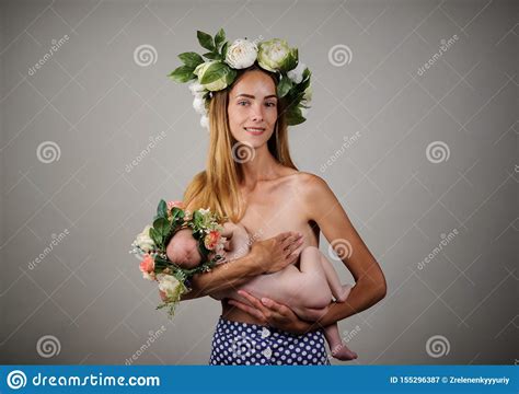 Naked Mother Holding Her Newborn Baby Stock Image Image Of Motherhood