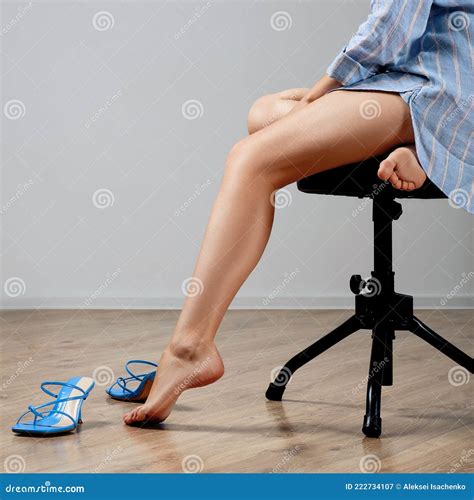 Piernas Femeninas Desnudas Con Sandalias De Tac N Azul Imagen De