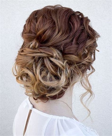 34 Beautiful Wedding Hairstyles With Curls Weddingomania