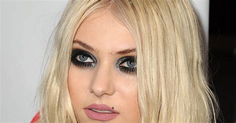 Taylor Momsen Flashes Festival Crowd In England Cbs News
