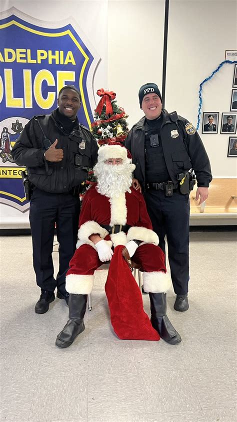Ppd 12th District On Twitter Santa Stopped By The 12th Police