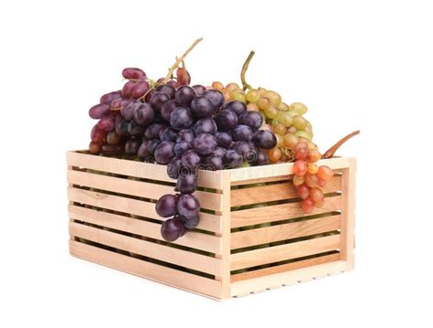 Caixa De Madeira Com Tipos Diferentes De Uvas Doces No Fundo Branco