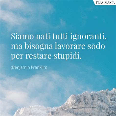 Comprare il biglietto, scappi in silenzio, non complicare. Frasi sulla Stupidità Umana: le 35 più belle e significative