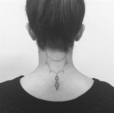 40 Beautiful Back Neck Tattoos For Women Tattooblend Tatuaje De