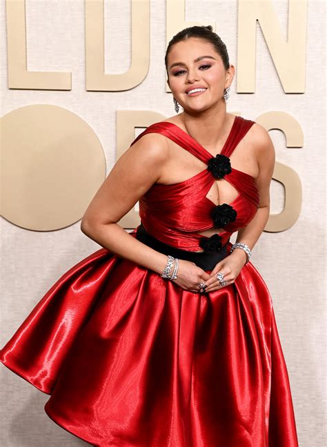 Selena Gomez Walks 2024 Golden Globe Awards Red Carpet Solo After Benny