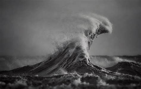 Photographer Captures The Magnificent Waves Of Lake Erie