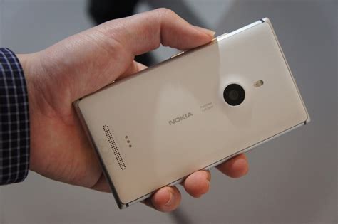 Nokia Lumia 925 Launches Lighter Slimmer Metal Frame