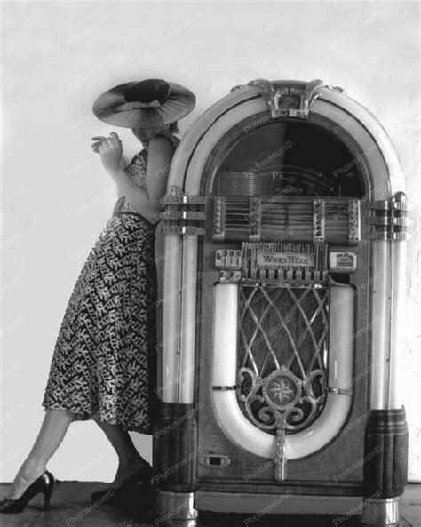 Like a bit of bing crosby, billie holiday, or frank sinatra. Old Soul Retro Times: WURLITZER JUKEBOXES ROCK THE 1940'S & 1950'S
