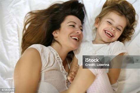Ibu Dengan Putri Kecilnya Yang Lucu Duduk Di Tempat Tidur Foto Stok