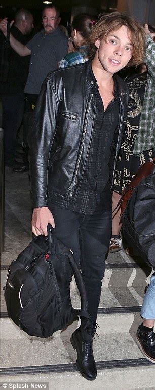 5sos Mobbed By Screaming Fans As They Touch Down At Sydney Daily Mail