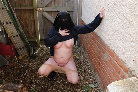 Burqa Outdoors Flashing In The Rain Xxx Porno