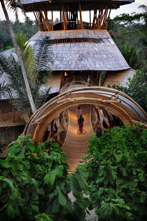 Dramatic Bamboo House In Bali Maison Dans Les Arbres Architecture