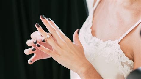 Https://tommynaija.com/wedding/why Does A Wedding Ring Go On The Left Hand
