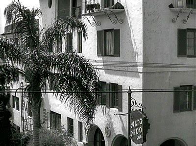 This 18,806 square foot house sits on a 2.81 acre lot and features 12 bedrooms and 13 bathrooms. Movie Tourist: Sunset Boulevard (1950)