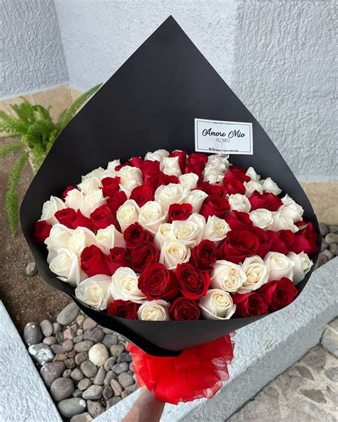 Ramo De 100 Rosas Rojas Y Blancas Amore Mio Flores