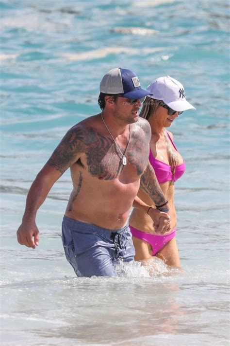 克里斯蒂娜哈克 Christina Haack 在卡波 Cabo 的海滩上身穿粉色比基尼看起来很性感