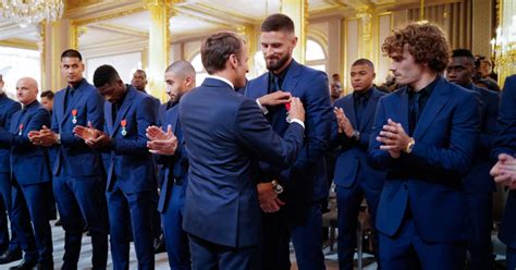 Le Président Emmanuel Macron Olivier Giroud Antoine Griezmann Le
