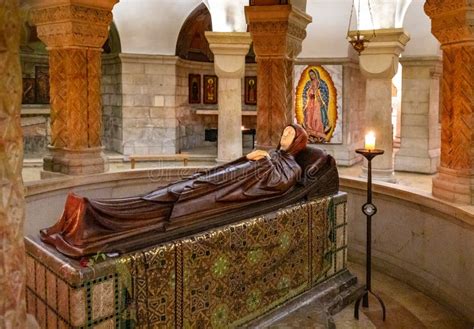 J Rusalem La Crypte De L Abbaye De Dormition Avec La Statue Vierge